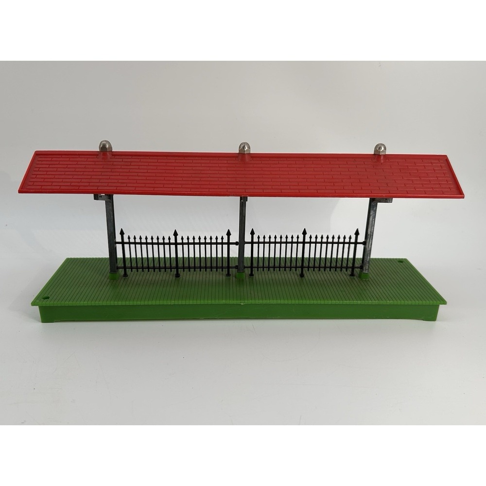 Vintage Lionel #156 Illuminated Station Platform 2156 Assembled